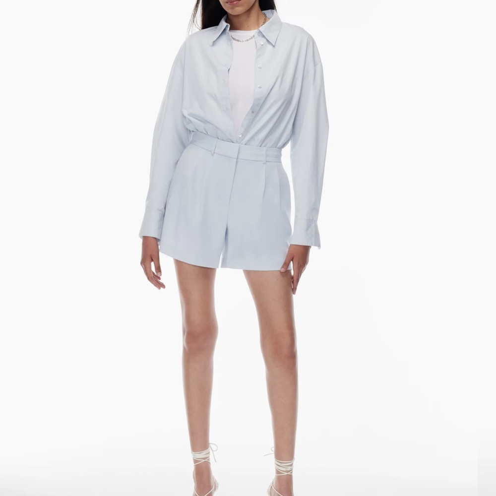 Aritzia Babaton Pleated 5” short in cement blue NWT
